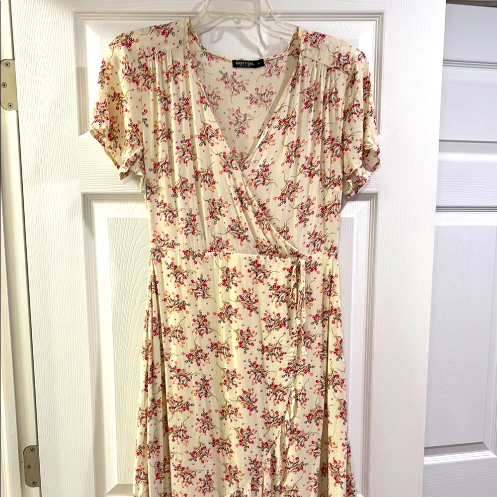 💐NASTY GAL FLORAL & FLIRTY RUFFLE DRESS in Size Medium